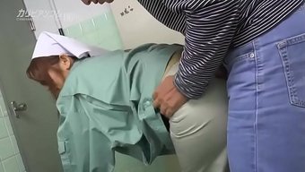 Güzel Bir Temizlikçi Sadece Evi Temizlemekle Kalmadı, Aynı Zamanda Bir Oral Yaptı.