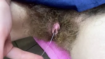 Tüylü Amcıklı Hintli Genç, Solo Mastürbasyon Videosunda Sıvı Fışkırtıyor