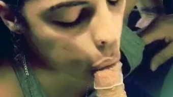 Sıcak Bir Kızın Kondomlu Güzel Bir Sakso Çektiği Ev Yapımı Video