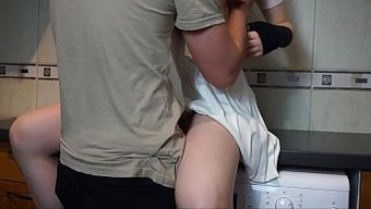 Yaramaz Okul Kızı Öğretmeni Tarafından Sert Bir Videoda Beceriliyor