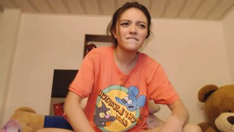 Ince Vücutlu Ve Büyük Göğüslü Kolombiyalı Genç, Web Kamerasında Mastürbasyonun Tadını Çıkarıyor