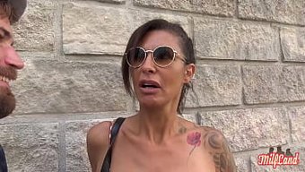 Doğal Büyük Göğüslü Kıvrımlı Bir Milf Olan Charlotte, Büyük Bir Yarakla Tatmin Edici Bir Karşılaşmanın Tadını Çıkarıyor
