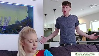 Sarışın Üvey Kız Kardeşler Chloe Cherry Ve Chloe Couture Anal Oyuna Dalıyorlar