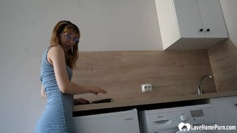 Dövmeli Genç Kendini Bir Dildo Ve Salatalıkla Tatmin Ediyor