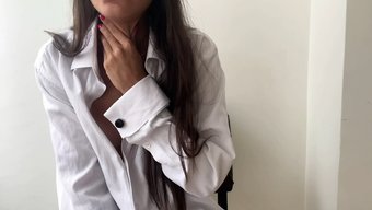 Büyük Göğüslü Genç Bebek, Fileli Çoraplarında Mastürbasyon Yapıyor