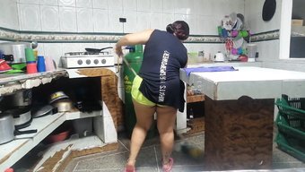 Olgun Kadın Üvey Oğluyla Seks Yaptıktan Sonra Spermi Yuttu