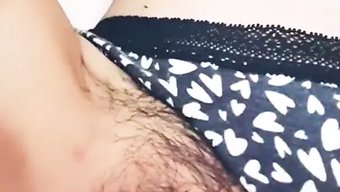 Endonezyalı Genç Ilk Kez Kendini Parmaklayarak Orgazm Oluyor
