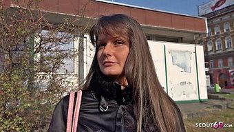 Alman Izci, Sert Bir Videoda Genç Victoria'Nın Analını Alıyor