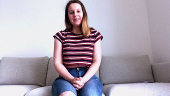 Büyük Popolu Bebek Ilk Çıplak Videosunda Yaramaz Oluyor