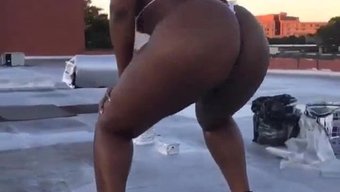 Afrikalı Güzellik Tanga Içinde Twerk Yapıyor