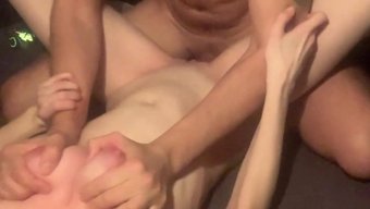 Büyük Yaraklı Erkek Amatör Bebeği Beceriyor Ve Karnına Boşalıyor