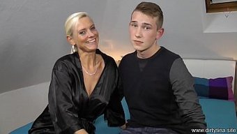 Milf Anne, Duygusal Bir Sakso Çekiyor