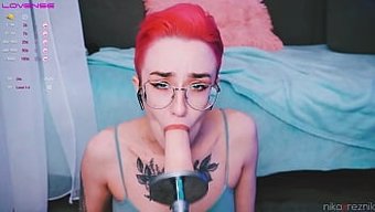 Kısa Saçlı Genç Kadın Dildo Ile Oral Seksin Tadını Çıkarıyor