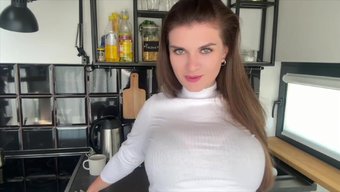 Üvey Annenin Kirli Konuşması Ve Büyük Göğüsü Otel Odası Bdsm Sahnesinde.