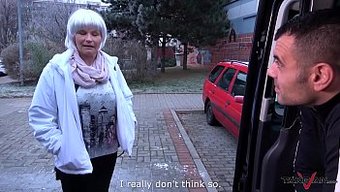 Büyük Memeli Bir Milf, Bir Fahişe, Arabada Bulunur Ve Ham Bir Blowjob Yapar Ve Becerilir.