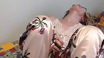 Pijamalı Azgın Esmer, Dantelli Külotu Tadarken Orgazm Oluyor