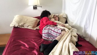 Azgın Üvey Anne Ve Üveyın Oğlu Yatakta Sıcak Bir Karşılaşma Yaşıyorlar