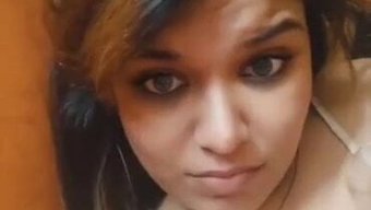 Olgun Milf Seksiliğini Hareket Halinde Gösteriyor