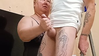 Göz Alıcı Bir Milf, Damadına Mastürbasyon Talimatı Veriyor