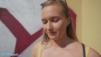 Stacy Cruz, Para Karşılığında Kusursuz Göğüslerini Halka Açıkta Sergiliyor