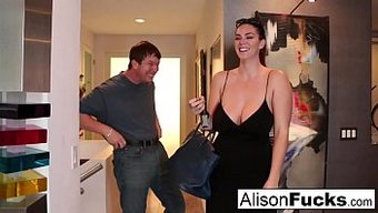 Alison Tyler'In Göğüslü Güzeli, Kedi Balığıyla Tanışıyor Ve Sıcak Bir Sikiş Alıyor
