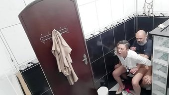 Gay Adam, Bir Bar Banyosunda Lezbiyen Seksi Izlemek Için Para Ödüyor.