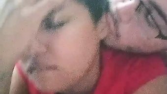 Amatör Esmer Karısı Kocası Tarafından Kondomsuz Sikişiyor