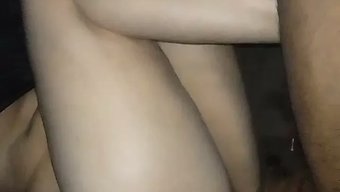 Amatör Bebek Bakıcısı Yakın Çekim Bir Videoda Arkadan Beceriliyor Ve Içine Boşalıyor