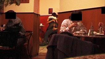 Dövmeli Erkek, Halka Açık Bir Banyoda Sert Anal Seks Için Dolgun Göğüslü Bir Bebeği Baştan Çıkarıyor