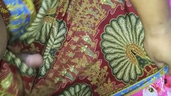 Teyzenin Açıkta Kalan Poposu Yapışkan Spermlerle Kaplanıyor