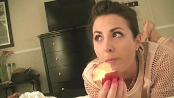 Helena Price'In Baştan Çıkarıcı Solo Videosu, Germe Ve Oral Seks Içeriyor