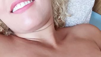 Büyük Doğal Göğüsleri Ve Meme Uçları Olan Zayıf Sarışın Genç, Pov'Da Kendini Sergiliyor