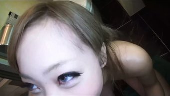 Amatör Japon Kız, Küçük Göğüslerini Pov'Da Emiyor Ve Sikişiyor