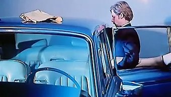 Vintage European Ling, Retro Bir Videoda Göğüslerini Sergiliyor