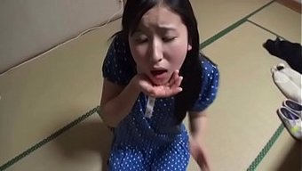 Japon Genç Suzu Ichinose, Sakso Çekiyor Ve Kameraya Yükleniyor