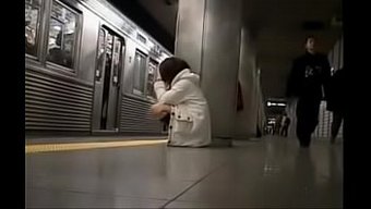Tren Yolculuğu, Japon Çift Için Halka Açık Bir Seks Eylemine Dönüşüyor