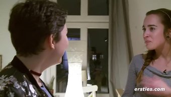 Effie Ve Birgit'In Büyük Doğal Memeleri, Birlikte Yemek Yaptıktan Sonra Bir Tatlının Tadını Çıkarırken Islak Yüzeyin Üzerine Çıkıyor.