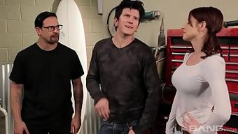Kızıl Saçlı Milf, Milf Busters Adı Verilen Porno Parodisinde Vahşi Ve Çılgınlaşıyor.