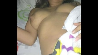 Bir Çift, Sürpriz Bir Anda Memeleriyle Oynayıp Süt Yalıyor.