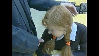 Rus Genç Ludmilla Habibulina, Baştan Çıkarıcı Bir Okul Kızı Kıyafetiyle