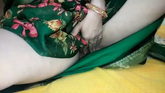 Iç Çamaşırı Giyen Asyalı Genç Saree'Nin Altında Gösteriyor
