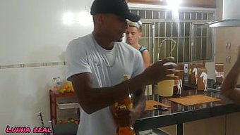 Azgın Koca, Bir Kam Kızından El Işi Alıyor
