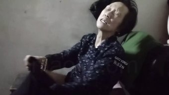 Asyalı Büyükanne Amını Yalatıp Siktiriyor