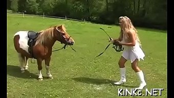 Islak Amcığın Sikilirken Ve Hakimiyet Altına Alınırken En Üst Düzey Zevki Deneyimle