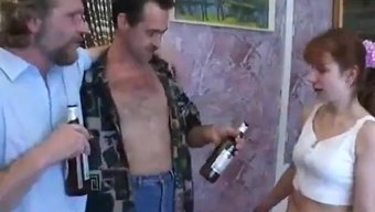 Genç Üvey Kız Kardeş, Üvey Baba Ve Üvey Abisiyle Sürpriz Üçlü Yaşıyor