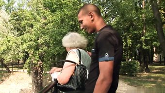 Olgun Kadın Norma, Ilkbaharda Olgun Bir Ördekten Zevk Alıyor
