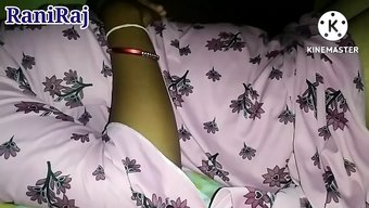 Hintli Genç (18+), Büyük Meme Uçlu Bebekle Grup Seksin Tadını Çıkarıyor