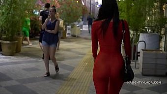Sergici Milf Göğüslerini Ve Külotunu Halka Açıkta Sergiliyor