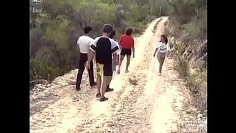 Ildico, Iki Yarrağı Kabul Ediyor Ve Vahşi Bir Açık Hava Grup Seksinde Çift Beceriliyor
