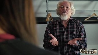 Yaşlı Adam Ve Genç Kız Parmak Ve Oral Creampie Ile Sert Eyleme Giriyorlar